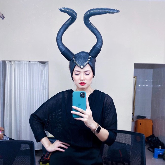 Chika Jessica berdandan bak Maleficent dengan busana serba hitam dan tanduk di kepalanya. Chika mengakui kalau penampilannya ini tak terlalu mirip peri bersayap yang dikenal jahat namun sebenarnya berhati baik itu. Pengennya mirip Maleficent @angelinajolieofficial Tapi qo di guvve jatohnya kaya Siluman Kerbau ya, demikian kata presenter wanita itu. Foto: Dok. Instagram