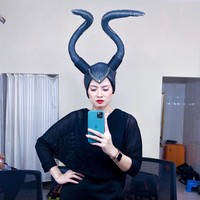 Chika Jessica berdandan bak Maleficent dengan busana serba hitam dan tanduk di kepalanya. Chika mengakui kalau penampilannya ini tak terlalu mirip peri bersayap yang dikenal jahat namun sebenarnya berhati baik itu. Pengennya mirip Maleficent @angelinajolieofficial Tapi qo di guvve jatohnya kaya Siluman Kerbau ya, demikian kata presenter wanita itu. Foto: Dok. Instagram