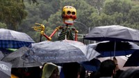Pada dua hari tersebut, jalanan di kota Meksiko dipenuhi parade Festival Kematian. Banyak orang yang menggenakan kostum tengkorak dan hiasan serba tongkorak yang memenuhi jalanan. (Foto: Reuters)