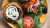 Probably the best salmon burger ive ever had ☺️🍴, tulis Risa yang sedang mampir ke The Boathouse di Amerika Serikat. Foto: Instagram santosorisa