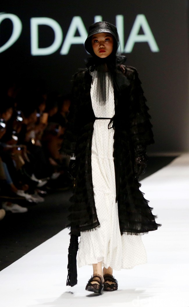 Rancangan Barli Asmara di JFW 2020 mengangkat tema Feminine Monochrome yang terinspirasi dari perempuan Indonesia yang lembut dan kuat. Foto: Rachman Haryanto/ detikcom.
