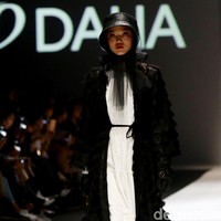 Rancangan Barli Asmara di JFW 2020 mengangkat tema Feminine Monochrome yang terinspirasi dari perempuan Indonesia yang lembut dan kuat. Foto: Rachman Haryanto/ detikcom.