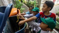 Sampah-sampah yang dikumpulkan di bank sampah tersebut merupakan sampah plastik yang dapat didaur ulang. Tempat sampah di kampung tersebut sudah disediakan lengkap dengan spesifikasinya.