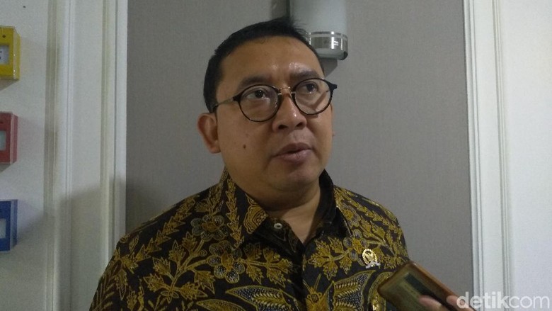 Momen Fadli Zon Olahraga Treadmill di Pagi Hari Momen Fadli Zon Olahraga Treadmill di Pagi Hari