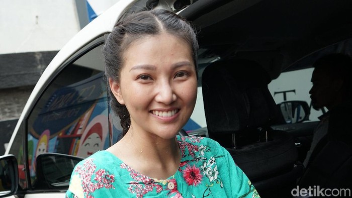 Cerita Sarwendah yang memberikan ASI perah kepada anak angkatnya, Betrand Peto, memancing diskusi warganet. (Foto: Palevi S/detikFoto) Cerita Sarwendah yang memberikan ASI perah kepada anak angkatnya, Betrand Peto, memancing diskusi warganet. (Foto: Palevi S/detikFoto)