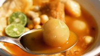 Baso Aci Baper ini adanya di Depok. Baso yang teksturnya mirip cilok ini disajikan dengan siomay dan baso goreng. Makin enak lagi disantap dengan tambahan kerupuk. Jajan Rp 16 ribuan bisa bikin kenyang.  Foto: instagram