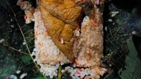Tak usah menunggu 1 Muharam kini nasi jangkrik juga dijajakan di berbagai tempat di Kudus. Variasi lauknya diberi sambal goreng tahu. Foto : Instagram @mamak_kiya
