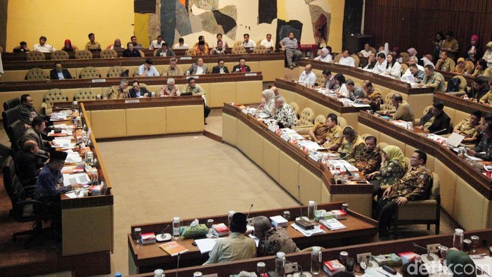 Komisi II DPR RI menggelar rapat dengar pendapat (RDP) soal PKPU bersama KPU, Bawaslu hingga Dirjen Otonomi Daerah Kementerian Dalam Negeri (Kemendagri).