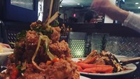 Tak hanya momen makannya, Risa juga hobi memotret makanan yang ia santap. Seperti fried chicken waffle tower ini yang kelihatan super mengenyangkan. Foto: Instagram santosorisa
