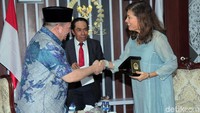 Ketua DPD La Nyalla Mattalitti (kiri) menerima kunjungan Kepala Staf Organisasi Untuk Kerjasama Ekonomi dan Pembangunan (OECD) Gabriela Ramos di ruang kerjanya Nusantara III, Komplek Parlemen, Senayan, Jakarta, Jumat (4/11/2019).