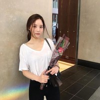 Han Seo Hee adalah mantan trainee idol yang pernah mengikuti ajang Birth of A Great Star 3. Ia pertama kali jadi perbincangan setelah mengungkap pernah menghisap ganja bersama Top Bigbang. Setelah itu, Top yang sedang wamil diperiksa dan diganti perannya menjadi petugas pelayanan publik. Karena masalah ini, Top pun sempat masuk rumah sakit dan mengkhawatirkan para penggemar. Foto: Instagram @hxxsxxhee