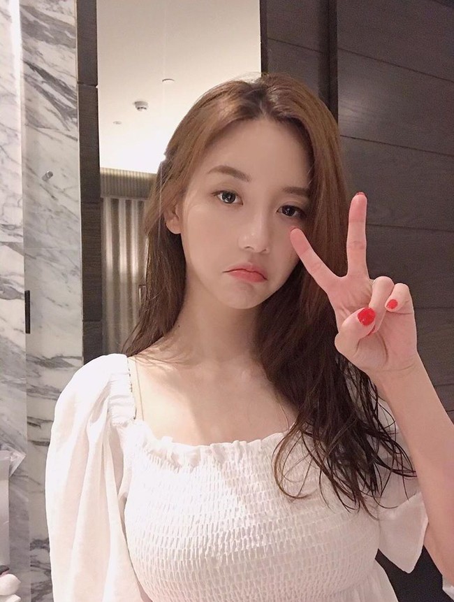 Han Seo Hee kembali terlibat dengan skandal narkoba ketika mengungkap bahwa BI pernah ingin membeli obat LSD darinya. BI diperiksa polisi tapi tidak ditemukan bukti jika ia pernah benar-benar membeli dan memakai narkoba. Namun karena kasus ini BI keluar dari boyband iKon. Foto: Instagram @hxxsxxhee