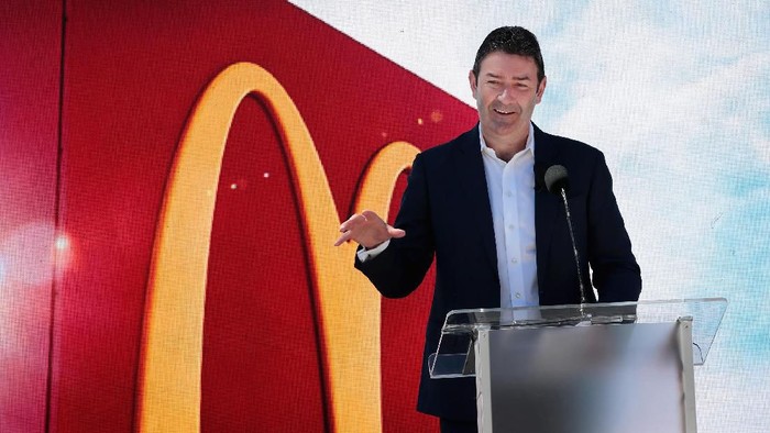 CHICAGO, IL - JUNE 04:  McDonalds CEO Stephen Easterbrook unveils the companys new corporate headquarters during a grand opening ceremony on June 4, 2018 in Chicago, Illinois.  The company headquarters is returning to the city, which it left in 1971, from suburban Oak Brook. Approximately 2,000 people will work from the building.  (Photo by Scott Olson/Getty Images)