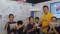 Hadir Deputy Business Manager PT Bank Tabungan Negara (Persero) Tbk Kantor Cabang Tangerang Jawa Barat, Tri Hartono saat menyerahkan buku tabungan SimPel kepada siswa SD Dharma Putra Tangerang usai mengikitu acara Gramedia Science Day di Tangerang, Banten. Foto: dok. Bank BTN