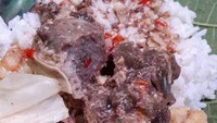 Ini penampakan nasi jangkrik yang diberi lauk daging kerbai, disirma sambal gooreng tahu dan kol. Sedap! Foto : Instagram @victor_ndut