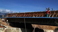 Tak hanya membangun jalan, sejumlah jembatan penghubung pun turut dibangun guna memudahkan warga untuk melintasi jalan tersebut.
