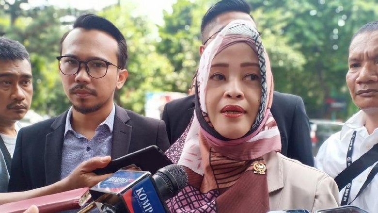 Klarifikasi Laporan Joker Anies, Fahira Bawa Link Berita Meme Jokowi-Ahok Klarifikasi Laporan Joker Anies, Fahira Bawa Link Berita Meme Jokowi-Ahok