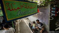 Kampung tersebut belum lama ini juga dikunjungi oleh Gubernur DKI Jakarta Anies Baswedan lho. Pasalnya kampung tersebut dinobatkan menjadi RW percontohan wilayah pengurangan sampah dari program Pemprov DKI SAMTAMA (Sampah Tanggung Jawab Bersama).