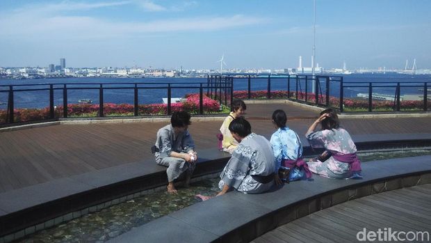 Yokohama Tempat Liburan Susi: Tempat Nongkrong di Depan Kapal Pesiar
