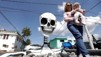 Tengkorak, sebagai personifikasi kematian, pun menguasai jalanan Mexico City. (Foto: Reuters)
