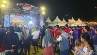 Grup musik asal Bandung ini menghibur penonton dengan lagu-lagu hitsnya.