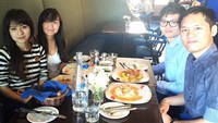Kata Risa momen ini begitu lengkap karena disertai makanan enak dan teman-teman yang mengasyikkan. Mereka sedang makan apa ya? Foto: Instagram santosorisa