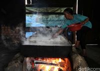 Air asin direbus hingga menghhasilkan bulir garam 