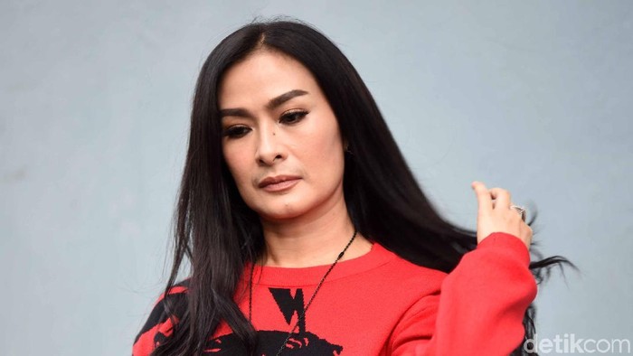Iis Dahlia saat ditemui di studio Trans TV.