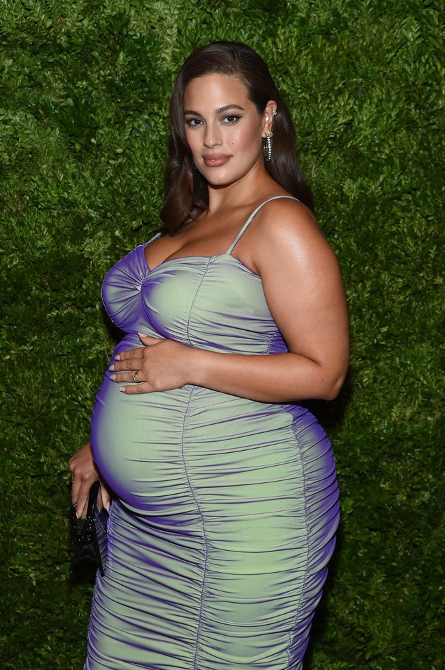 Ashley Graham muncul dalam balutan cocktail dress yang memeluk tubuhnya. Dirancang khusus oleh desainer Christopher John Rogers, gaun tersebut hadir dengan warna mint menyala yang seolah menciptakan ilusi stensil pada tubuhnya. (Foto: Getty Images)
