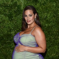 Ashley Graham muncul dalam balutan cocktail dress yang memeluk tubuhnya. Dirancang khusus oleh desainer Christopher John Rogers, gaun tersebut hadir dengan warna mint menyala yang seolah menciptakan ilusi stensil pada tubuhnya. (Foto: Getty Images)