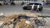 Menurut Kadis Bina Marga DKI Hari Nugroho, pemindahan kabel tersebut dilakukan secara bertahap dan dilakukan bersamaan dengan revitalisasi trotoar.
