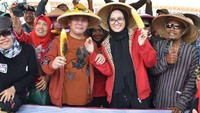 Kalimantan Tengah memecahkan rekor MURI dengan menyelenggarakan festival 62.000 tongkol jagung bakar. Ivo dan suaminya pun turut serta menyukseskan acara ini. Foto: Instagram yulistraivo