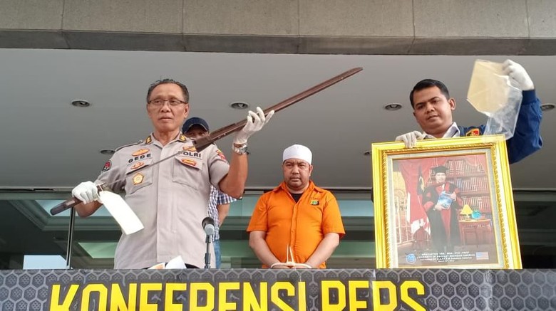 Dipamerkan Polisi, Pemilik Mobil B 1 RI Punya Gelar Profesor Palsu Dipamerkan Polisi, Pemilik Mobil B 1 RI Punya Gelar Profesor Palsu
