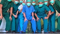 dr Reno memang sering mengunggah foto pekerjaannya dengan alasan untuk membantu rekan-rekan seprofesi di berbagai negara. (Foto: Instagram/rudimansurgery)