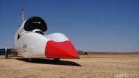 Mobil jet pemecah rekor Bloodhound LSR bersiap untuk memecahkan rekor baru kecepatan dan mulai melakukan tes kecepatan. Mobil sudah melakukan uji kecepatan tinggi di trek balap gurun Hakskeenpan di Afrika Selatan. (Bloodhound)