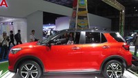 Daihatsu Rocky ini menggendong mesin 1.000 cc, 3 silinder, berpendingin air, dengan turbo intetcooler. Tenaganya mencapai 98 PS pasa 6.000 rpm dengan torsi 140 Nm pada 2.400-4.000 rpm. Mesin dikawinkan dengan transmisi CVT. Foto: Rangga Rahadiansyah