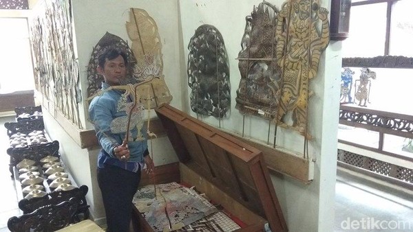 Adapun yang berada di kotak wayang ada 11 kotak antara lain Wayang Kedu 1 kotak, gaya Surakarta, Wayang gaya Jogjakarta (3), 1 kotak Wayang Kidang Kencono, 1 kotak Wayang Menak, 1 kotak Wayang Klitik, 1 kotak Wayang Campuran, 1 kotak Wayang Golek Sunda dan 1 kotak Wayang Golek China. (Eko Susanto/detikcom) Adapun yang berada di kotak wayang ada 11 kotak antara lain Wayang Kedu 1 kotak, gaya Surakarta, Wayang gaya Jogjakarta (3), 1 kotak Wayang Kidang Kencono, 1 kotak Wayang Menak, 1 kotak Wayang Klitik, 1 kotak Wayang Campuran, 1 kotak Wayang Golek Sunda dan 1 kotak Wayang Golek China. (Eko Susanto/detikcom)