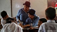 Sri Rossyati dan Sri Irianingsih memberikan pelajaran kepada siswa-siswi di kawasan Sekolah Darurat, Ancol, Jakarta Utara.