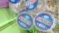 Minum air mineral ini serasa minum air dari perusaaan milik saudara sendiri nih. Mereknya sister sih. Foto: istimewa