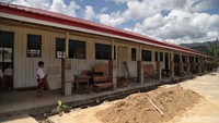 Sejumlah pekerja nampak tengah menyelesaikan renovasi ruang kelas di SDN 006 Krayan, Kabupaten Nunukan, Kalimantan Utara.