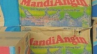 Ada yang tahu air mineral ini dipasarkan di mana? Merknya mandi angin karena diambil dari mata air mandi angin di Gunung Pigat. Unik ya! Foto: istimewa