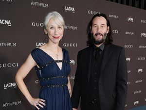 Keanu Reeves Pertama Kali Gandeng Pacar Baru di Red Carpet, Ini Sosoknya