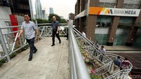 Saat melintas di Jembatan Penyeberangan Orang (JPO), sejumlah warga dibuat kaget.