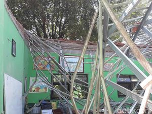 Suasana Mencekam Sesaat Gedung SDN Gentong Ambruk