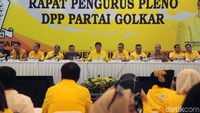 Rapat pleno Partai Golkar dimulai sekitar pukul 19.55 WIB. Rapat itu dipimpin langsung oleh Ketum Partai Golkar, Airlangga Hartanto.