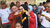 Sayangnya nama sang suami baru-baru ini diberitakan negatif usai aksinya melempar botol ke Stadion Tuah Pahoe, Palangka Raya. Saat itu tengah berlangsung pertandingan bola Kalteng Putra versus Persib Bandung. Foto: Instagram yulistraivo