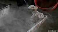 Tiga wadah disiapkan untuk menampung air sumur tersebut. Air pun dimasak hingga mendidih.