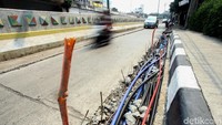 Seperti diketahui, Pemerintah Provinsi DKI Jakarta rencananya akan memindah semua instalasi kabel yang menggantung di atas tiang ke bawah tanah seperti yang berada di Cikini, Jakarta Pusat.