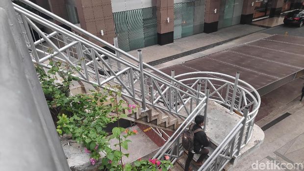 JPO di Sudirman Tak Beratap Demi Lihat Pemandangan, Apa Kata Pejalan Kaki?