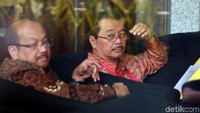 Mantan Direktur Utama (Dirut) Pertamina Energy Services Pte Ltd (Petral) Bambang Irianto menyambangi gedung KPK, Jakarta, Selasa (5/11/2019).